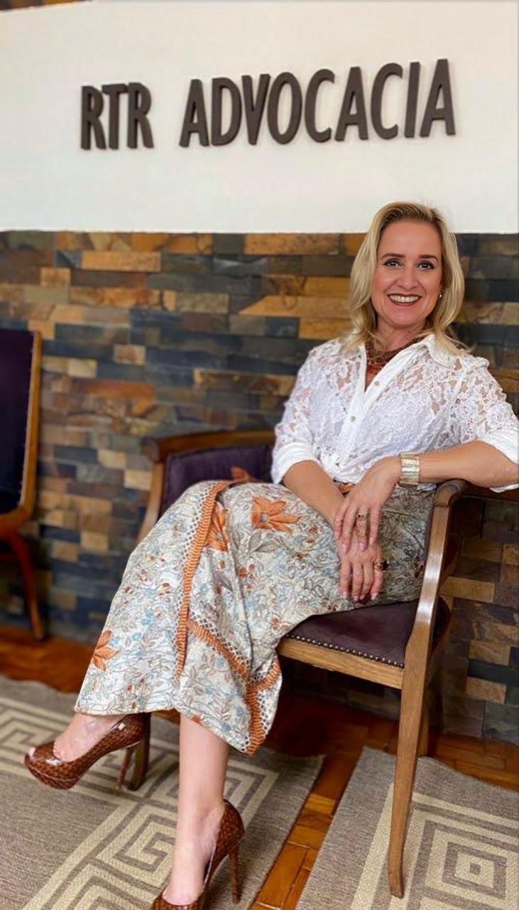 Dra. Renata na recepção do escritório RTR Advocacia
